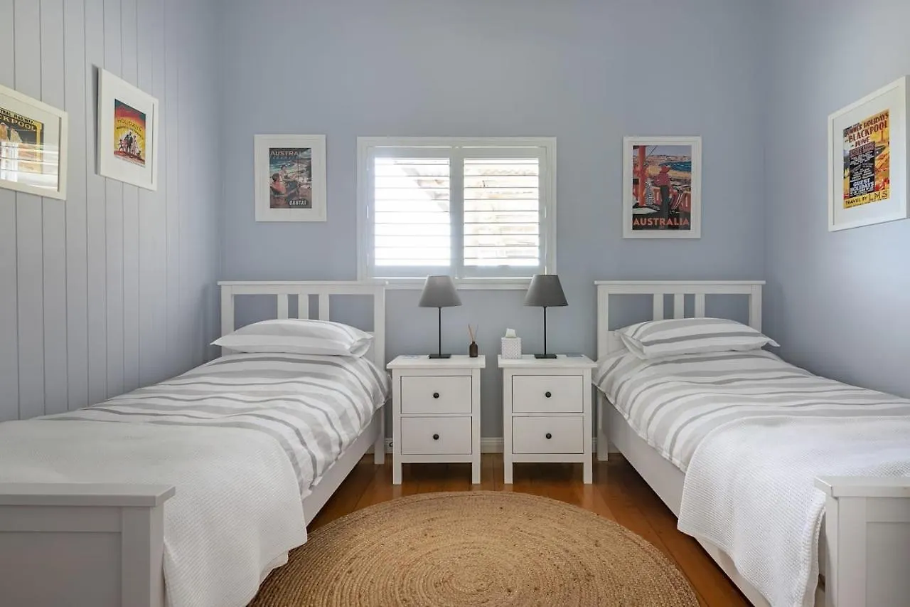 Thirlestane Farm Cottage & Barn Cooroy 0*,
