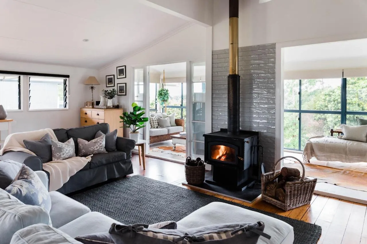 Thirlestane Farm Cottage & Barn Cooroy Farm stay