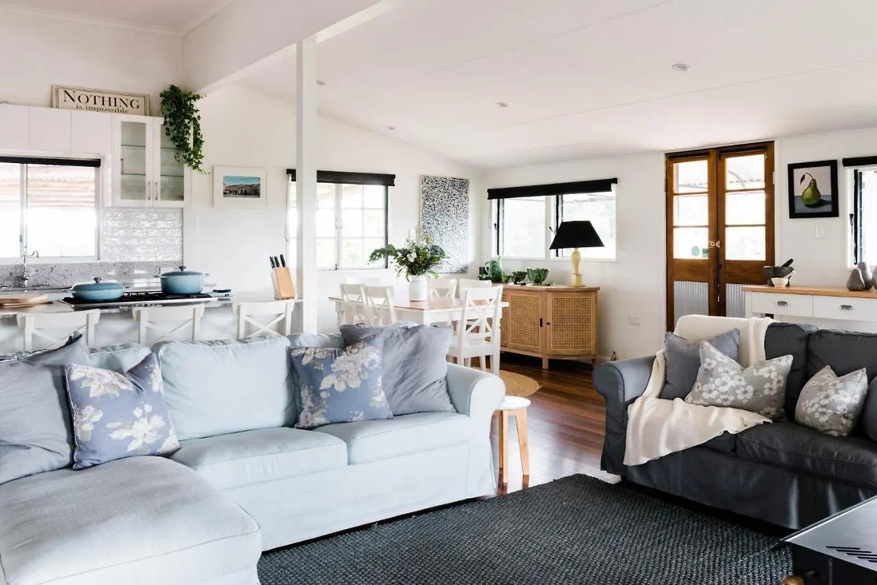 Thirlestane Farm Cottage & Barn Cooroy Farm stay