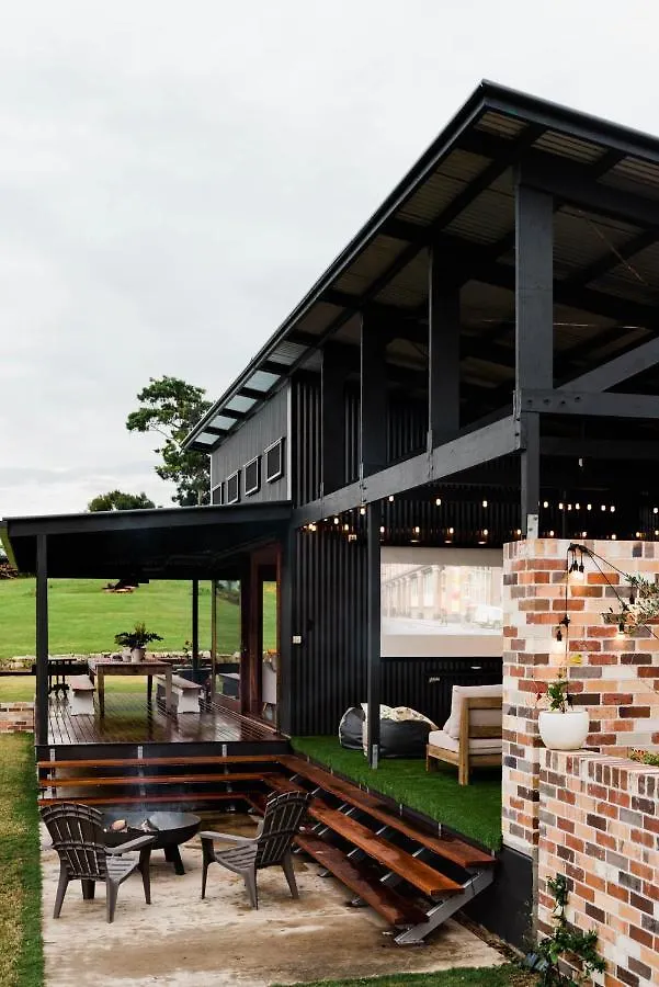 Thirlestane Farm Cottage & Barn Cooroy