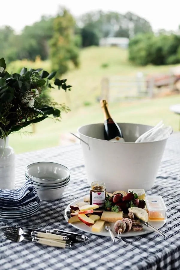 Thirlestane Farm Cottage & Barn Cooroy 0*,