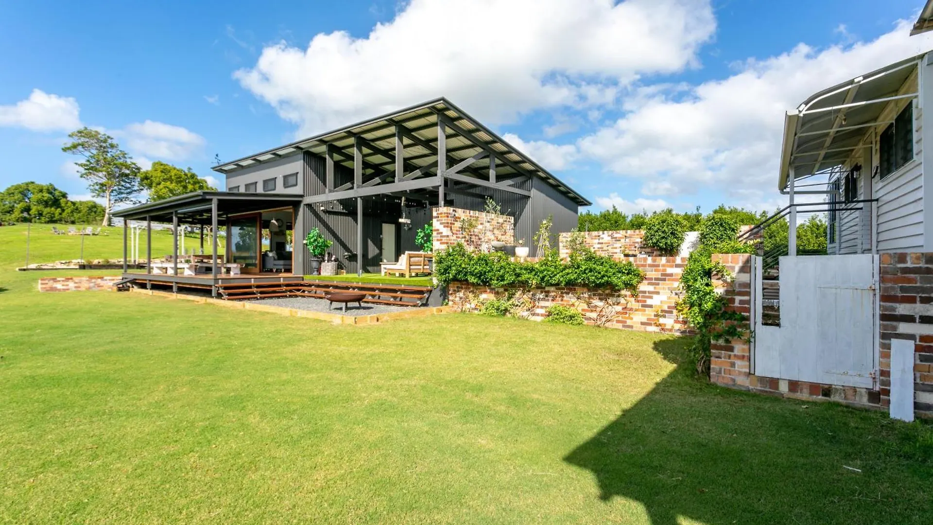 Farm stay Thirlestane Farm Cottage & Barn Cooroy